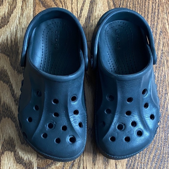 Black Crocs Baya clog, size kids 10. Great condition, minimal wear ships quickly - Picture 2 of 13